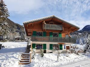 Cette cabane en rondins dispose d'un balcon dans la neige. dans l'établissement Chalet la sapiniere, à La Chapelle-dʼAbondance