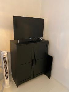 En tv och/eller ett underhållningssystem på Mathildedal Private Apartments