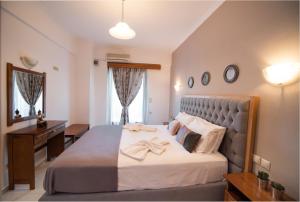 um quarto com uma cama grande e uma secretária em Ethereal Villas Lefkas em Nydri