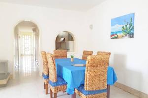 een eetkamer met een blauwe tafel en stoelen bij Villetta sul Mare a Gallipoli Padula Bianca in Alezio