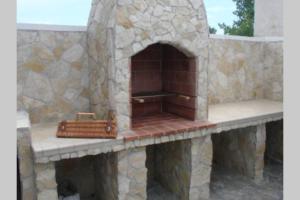 een stenen oven met een aktetas op een patio bij Villetta sul Mare a Gallipoli Padula Bianca in Alezio