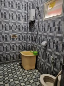 A bathroom at WELCOME TO WISMA SUNRISE GUEST HOUSE 10 minutes by walking to the big fruit market