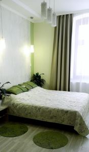 ケストヘイにあるDiána Apartmanházの窓付きの部屋にベッド付きのベッドルーム1室があります。