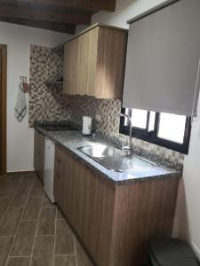 uma cozinha com um lavatório e uma bancada em Live Masca - Estudio casas morrocatana Tenerife em Masca