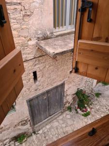una puerta abierta a un edificio de piedra con una puerta en Christiana's stone studios, en Pano Lefkara