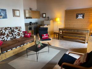 a living room with a couch and a piano at Appartement - La Plagne - Les Coches - 7 Personnes - Pieds des pistes in La Plagne Tarentaise