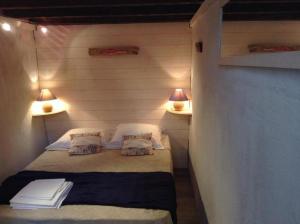 サン・マロにあるル ルペール ドゥ コルセールのベッド1台(枕2つ付)が備わる小さな客室です。