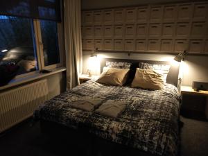 A bed or beds in a room at Stadslogement de Wolkeamer