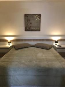 南卡希亚斯Wall Street Flat Service的一间卧室配有一张大床,两盏灯