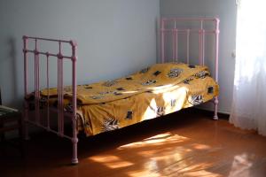 Bett mit gelber Decke auf einem Zimmer in der Unterkunft Ojakh in Dilidschan