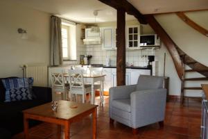 sala de estar con cocina y comedor en Hoeve Espewey Cottage, en Hombourg