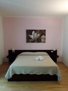 ファエンツァにあるMagnolia Room & Breakfastのベッドルーム1室(ベッド1台、タオル2枚付)