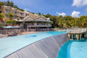 una piscina en un complejo con un tobogán en Résidence de la baie 2 - BLEU SOLEIL TARTANE, en La Trinité