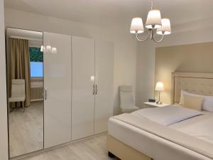 Ein Bett oder Betten in einem Zimmer der Unterkunft FeWo im Grünen mit Terrasse und Garten - gratis Therme