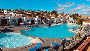 uma imagem de uma piscina num resort em Casthotels Fuertesol Bungalows em Caleta De Fuste