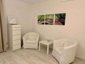 Ein Sitzbereich in der Unterkunft FeWo im Grünen mit Terrasse und Garten - gratis Therme