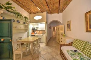 羅馬的住宿－Navona Fico Apartment，一间带桌子的客厅和一间厨房