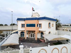 een huis met een vlag erop bij Staycation Home Shj in Sharjah