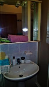 Un lavabo con dos tazas encima. en VILLAMAR beachfront apartments with FREE private parking, en Rabac 106 fotos más