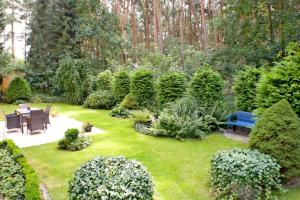 Ein Garten an der Unterkunft FeWo im Grünen mit Terrasse und Garten - gratis Therme