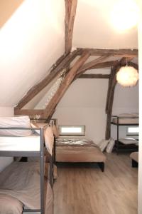 Poschodová posteľ alebo postele v izbe v ubytovaní Domaine des François