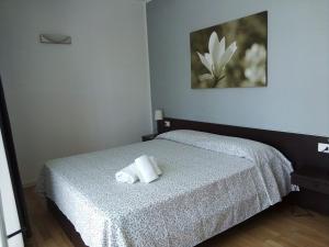 1 dormitorio con 1 cama con 2 toallas en Magnolia Room & Breakfast, en Faenza