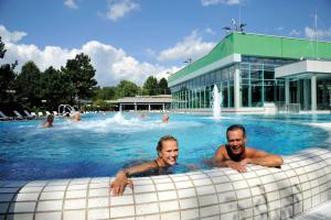 Der Swimmingpool an oder in der Nähe von FeWo im Grünen mit Terrasse und Garten - gratis Therme
