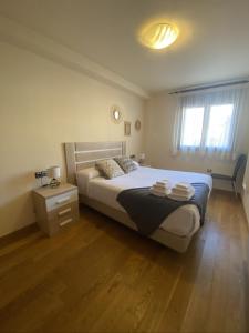 1 dormitorio con 1 cama grande y suelo de madera en Apartament Neret I, en Sort