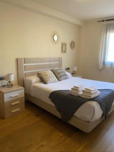 A bed or beds in a room at Apartament Neret I