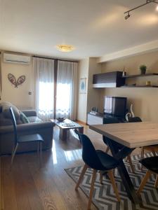 a living room with a couch and a table at Apartament Neret I in Sort