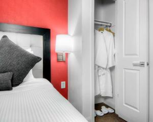 Postel nebo postele na pokoji v ubytování Aggie Inn, Ascend Hotel Collection