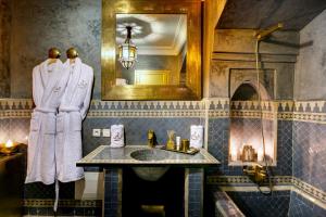 ein Badezimmer mit Waschbecken und Spiegel in der Unterkunft Riad Wow in Marrakesch