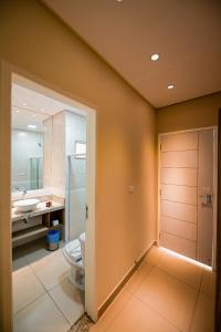 トリウンフォにあるTRIUNFO PAPO HOTELのバスルーム(トイレ、洗面台付)