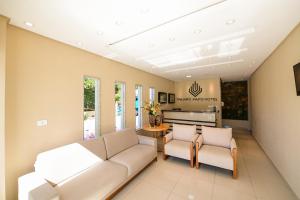 a living room with a couch and two chairs at TRIUNFO PAPO HOTEL in Triunfo