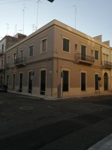 un gran edificio amarillo en la esquina de una calle en Casa da Giacomo (barocco), en Lecce