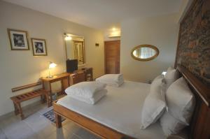 um quarto com uma cama, uma secretária e um espelho em El Vino Hotel & Suites em Bodrum City