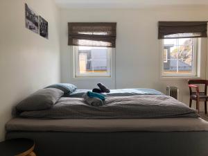 Una cama en un dormitorio con un osito de peluche. en Apartment for holiday in Nyksund, en Nyksund