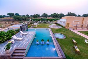 SālāsarAnand Bagh Resort & Spa by Ananta的院子里游泳池的俯视图