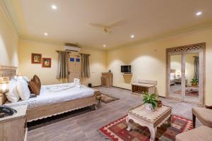 Anand Bagh Resort & Spa by Ananta客房内的一张或多张床位