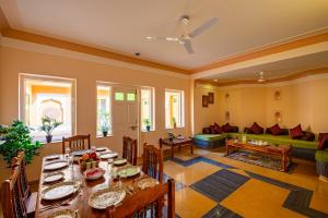 Anand Bagh Resort & Spa by Ananta的休息区