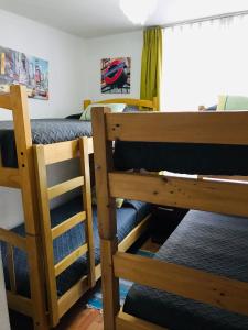 1 dormitorio con 2 literas y 1 cama en Departamento Santiago Centro Full Equipado, en Santiago