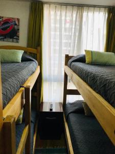 Bunk bed o mga bunk bed sa kuwarto sa Departamento Santiago Centro Full Equipado