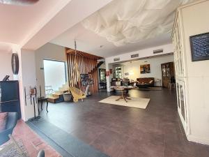 a large living room with a large ceiling at Monte Do Malhao - Art, Eco & Spa in Castro Marim