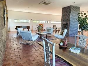 馬林堡的住宿－Monte Do Malhao - Art, Eco & Spa，客厅配有椅子和壁炉