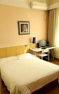 Postel nebo postele na pokoji v ubytování Beijing Sicily Hotel