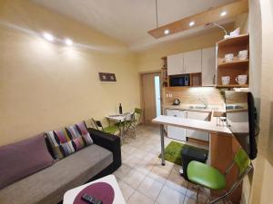 ein Wohnzimmer und eine Küche mit einem Sofa und einem Tisch in der Unterkunft Apartmán 466 in Rokytnice nad Jizerou