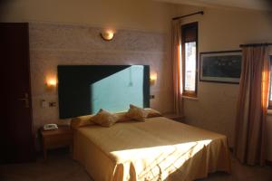 Łóżko lub łóżka w pokoju w obiekcie Albergo Sole