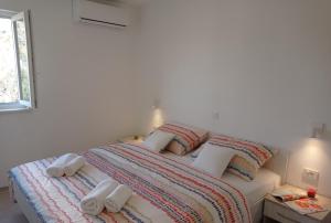 Ένα ή περισσότερα κρεβάτια σε δωμάτιο στο Apartment Lucija with sea view
