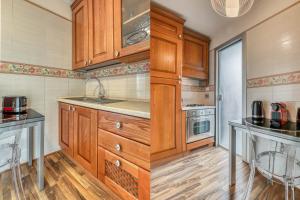 twee foto's van een keuken met houten kasten bij ATRHOME penthouse Frattina in Rome