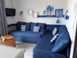 a blue couch in a living room at Villa 6 pers pierre et vacances Belle Dune in Fort-Mahon-Plage